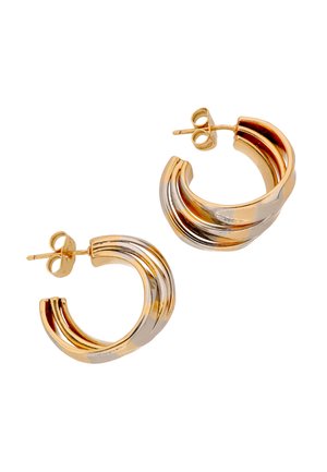 Pari pieniä rengaskorvakoruja, joissa on kiertynyt muotoilu ja vuorottelevat kulta- ja hopeasävyiset metallinauhat, joissa on takakiinnitys.
