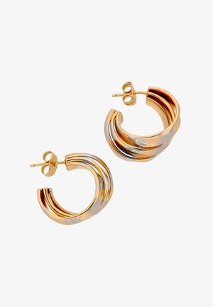 Pari pieniä rengaskorvakoruja, joissa on kiertynyt muotoilu ja vuorottelevat kulta- ja hopeasävyiset metallinauhat, joissa on takakiinnitys.