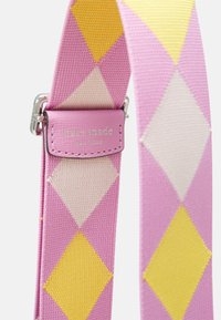 Cinturino rosa regolabile con motivo a diamante in giallo, rosa chiaro e bianco. Presenta una toppa in pelle rosa con marchio e dettagli in metallo argento.