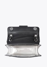 Schwarze Lederhandtasche mit einem transparenten unteren Abschnitt, silberner Hardware und glatter Textur. Verfügt über Druckknöpfe und Kettenakzente.