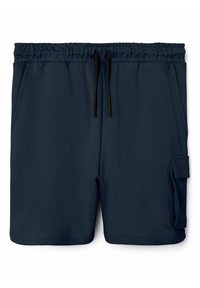Pantaloni corti sportivi blu navy con cintura elastica, cordoncino nero, tasche laterali e una tasca cargo con pattina sulla gamba destra.