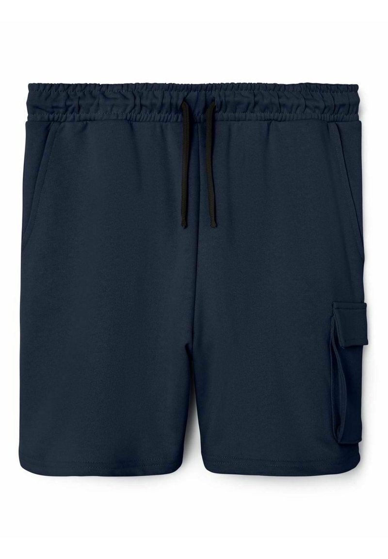 Pantaloni corti sportivi blu navy con cintura elastica, cordoncino nero, tasche laterali e una tasca cargo con pattina sulla gamba destra.