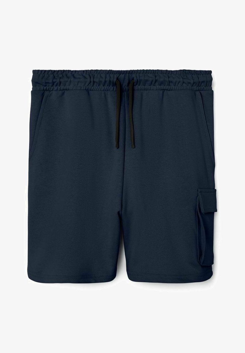 Pantaloni corti sportivi blu navy con cintura elastica, cordoncino nero, tasche laterali e una tasca cargo con pattina sulla gamba destra.