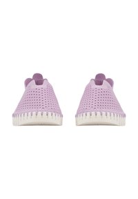 Scarpe slip-on viola perforate con tomaia testurizzata, suola in gomma bianca e dettagli a goccia sul tallone per una facile vestibilità.