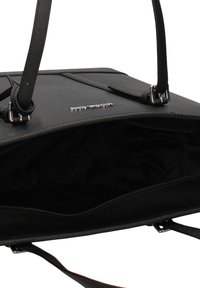 Zwarte synthetische handtas met een gestructureerd ontwerp en zilverkleurige hardware. De binnenkant is gevoerd en bevat een ritsvak voor betere organisatie.