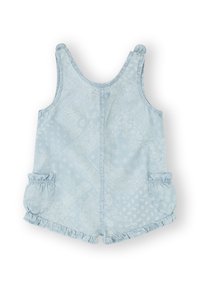 Peto de mezclilla azul claro con un patrón de paisley, dobladillo con volantes y bolsillos elásticos. Presenta tirantes anchos y una costura en la parte posterior.