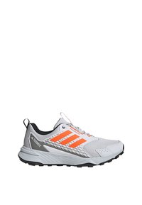 Witte sport schoen met oranje accenten, een gestructureerde bovenkant, een gevoerde zool en een rubberen loopvlak voor grip. Lichtgewicht ontwerp.