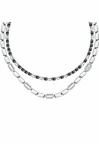 Due collane a strati con maglie rettangolari in argento lucido e nero, con cristalli trasparenti alternati e dettagli hardware accentuati.