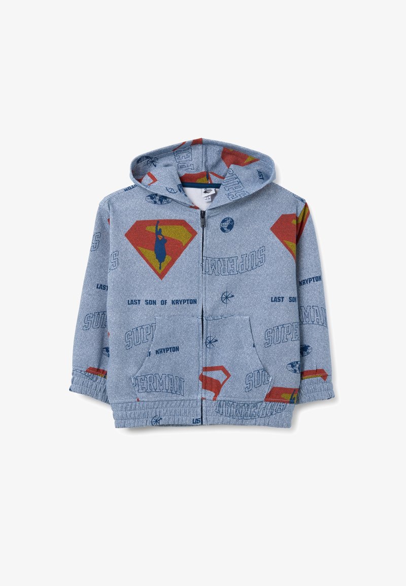 Felpa blu con zip caratterizzata da grafiche a tema Superman, inclusi loghi e testo, con una texture morbida e tasche a marsupio.
