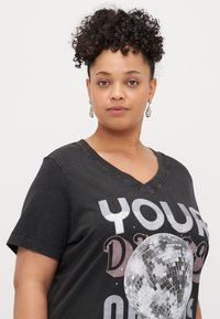 Tricou negru cu mânecă scurtă și decolteu în V, având un print grafic cu o minge de discotecă și textul „YOUR DANCE” în argintiu și alb.