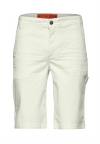 Shorts de denim blanco con cierre de botón, cinco bolsillos y corte recto, que presentan una ligera textura y detalles de costura visibles.