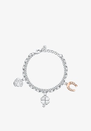 Bracciale in argento con ciondoli a forma di coccinella, quadrifoglio e ferro di cavallo in oro rosa, arricchiti da pietre di accento trasparenti.