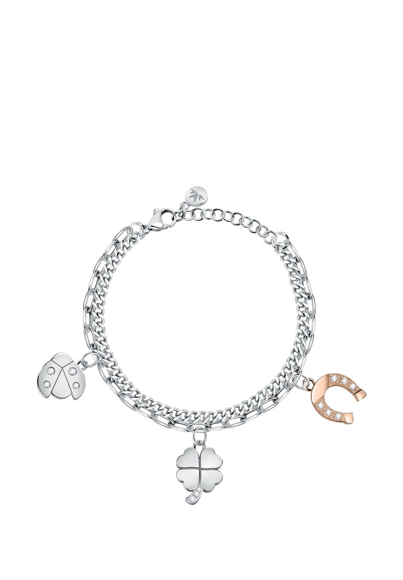 Bracciale in argento con ciondoli a forma di coccinella, quadrifoglio e ferro di cavallo in oro rosa, arricchiti da pietre di accento trasparenti.