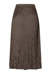 Jupe marron, longueur genou, avec une texture plissée et une taille élastique, fabriquée à partir d'un matériau léger, adaptée pour un usage informel ou formel.