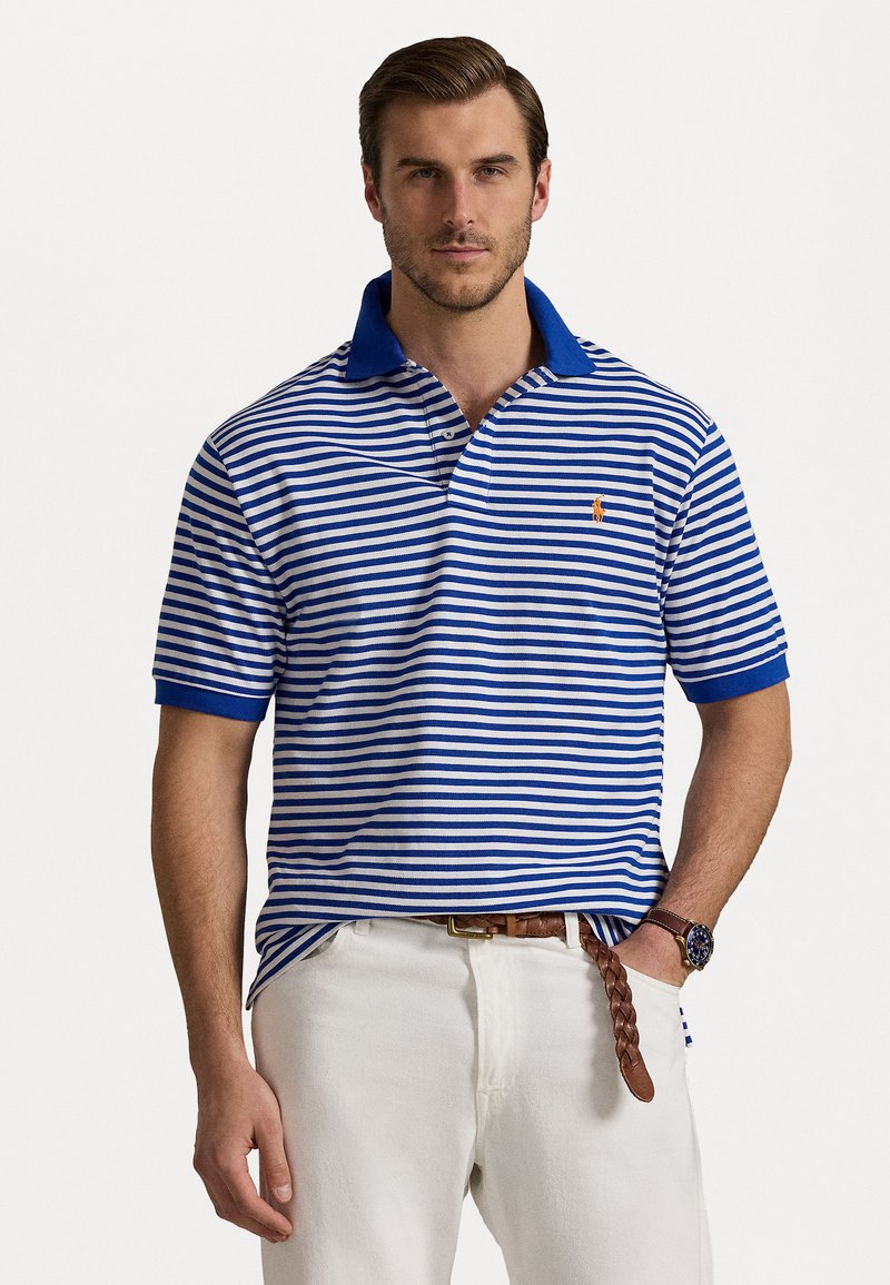 Modrá a bílá pruhovaná polo košile se jednobarevným modrým límcem. Obsahuje malé logo na hrudi a krátké rukávy. Nosit s bílými kalhotami.