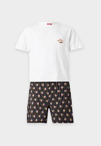 T-shirt blanc à manches courtes avec une petite rose rose sur la poche poitrine, associé à un short noir avec des motifs de rose rose et de rayures verticales.