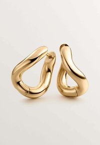 Pendientes escultóricos de oro con un diseño liso y curvado. Acabado pulido, que presenta una forma abstracta y un cierre trasero seguro.