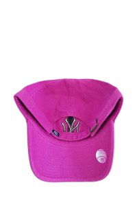 Rosa Baseballmütze mit einem gebogenen Schirm, versehen mit einem gestickten Logo in Schwarz und Silber innen. Weicher Baumwollstoff mit glatter Textur.