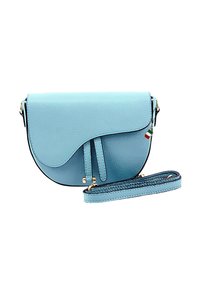 Lichtblauwe leren schoudertas met klepsluiting, gebogen vorm, decoratieve riemen en gouden hardwareaccenten. Bevat een Italiaans vlaglabel.