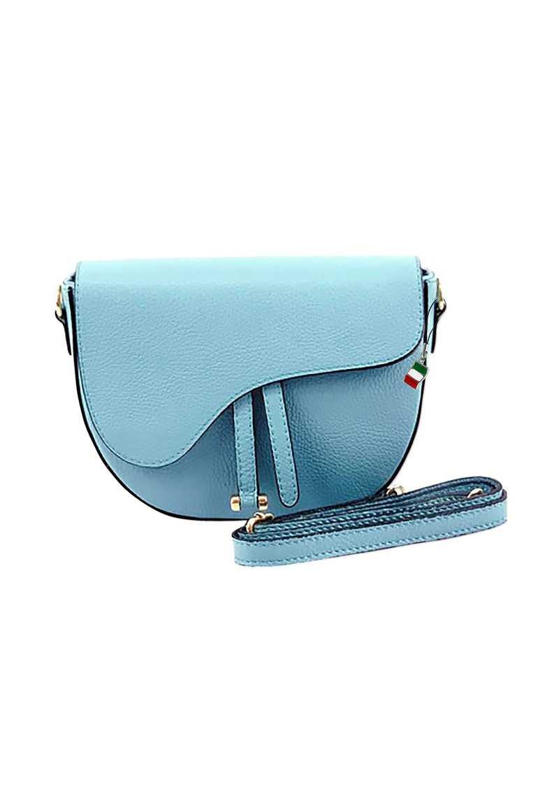 Lichtblauwe leren schoudertas met klepsluiting, gebogen vorm, decoratieve riemen en gouden hardwareaccenten. Bevat een Italiaans vlaglabel.