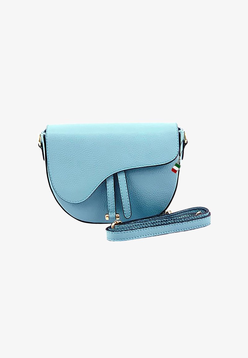 Lichtblauwe leren schoudertas met klepsluiting, gebogen vorm, decoratieve riemen en gouden hardwareaccenten. Bevat een Italiaans vlaglabel.