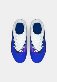 Ζευγάρι μπλε και λευκών αθλητικών παπουτσιών με λευκές κορδόνες και ροζ λεπτομέρειες, που φαίνονται από πάνω σε λευκό φόντο.