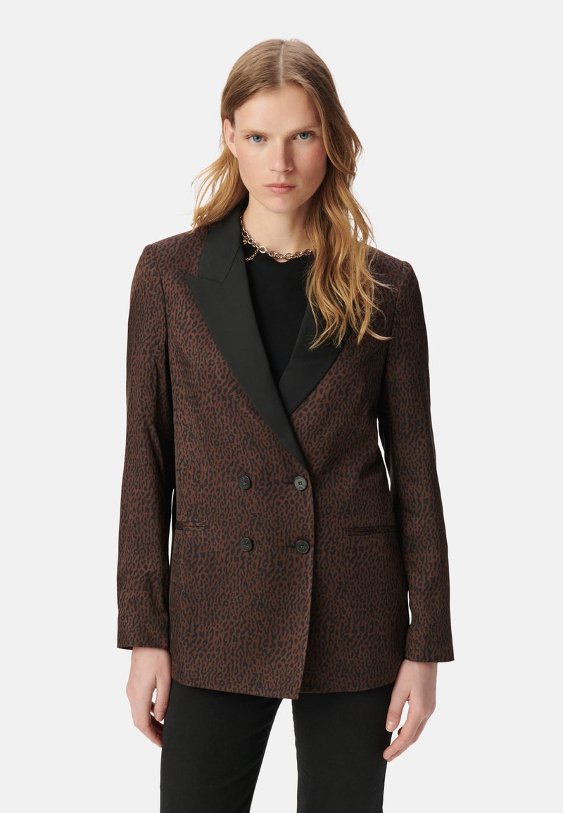 Blazer doppiopetto in un tessuto a stampa animale marrone con risvolto in satin nero, dotato di bottoni neri e due tasche laterali.