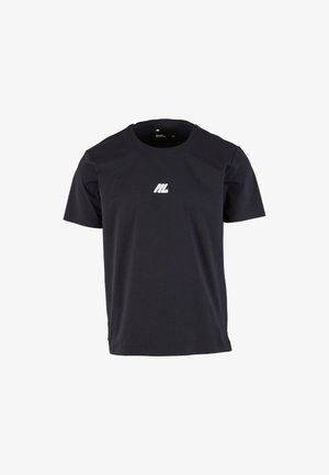 Czarna koszulka z krótkim rękawem wykonana z miękkiego materiału, z okrągłym dekoltem i małym białym logo na klatce piersiowej. Minimalistyczny design.