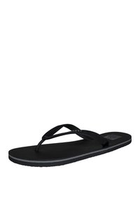 Tongs noires avec une sangle texturée, un design minimaliste, une semelle en caoutchouc avec un accent gris et un logo en relief sur la semelle.