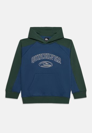 Sweat à capuche avec manches et capuche vert foncé, corps bleu, poche devant et logo "Quiksilver" en lettres blanches sur la poitrine.