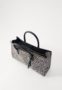 Sac à main en imprimé léopard avec des accents en cuir noir, de forme rectangulaire, doté de deux poignées et d'un compartiment zippé à l'intérieur.