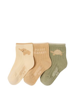 Drei Babysocken in Beige, Hellbraun und Grün mit Tiermotiven: Elefant, Schriftzug "PETIT SAFARI" und Schildkröte.
