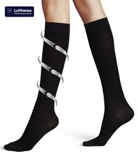 Zwarte compressiekousen tot aan de knie met een gladde, ondoorzichtige textuur en een versterkte teen. Voorzien van een Lufthansa-merklabel aan de bovenkant.