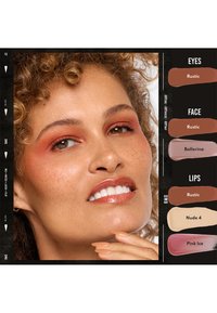 Mujer con cabello rizado que lleva sombras de ojos en tonos óxido, brillo labial a juego y se sostiene la barbilla, junto a muestras etiquetadas para ojos, rostro y labios.