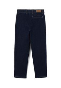 Pantalones vaqueros de mezclilla azul oscuro con un diseño de pierna recta, que cuentan con un bolsillo trasero y una etiqueta de cuero en la cinturilla. Textura suave, sin patrones visibles.