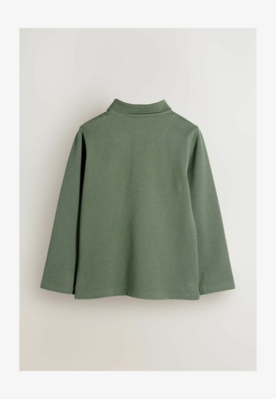 Zöld, hosszú ujjú póló, gallérral, texturált anyagból készült. Egyenes aljjal rendelkezik, látható záródások vagy minták nélkül.