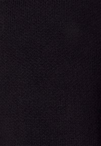 Schwarzer gestrickter Stoff mit einer strukturierten Oberfläche, der ein einheitliches Muster und eine glatte, biegsame Textur zeigt. Keine sichtbaren Designelemente.