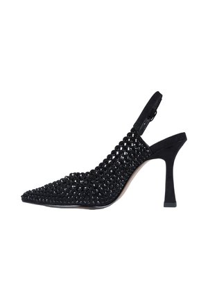 Scarpa slingback nera con tacco alto e punta appuntita, ricoperta da decorazioni di strass neri e tacco sottile a campana.