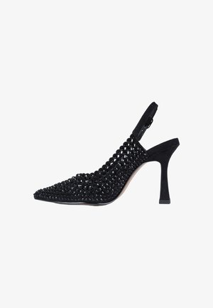 Scarpa slingback nera con tacco alto e punta appuntita, ricoperta da decorazioni di strass neri e tacco sottile a campana.