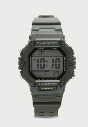 Cyfrowy zegarek Casio na zielonym pasku, pokazujący 22:10, z podświetleniem, baterią na 10 lat, wodoodporny i z wieloma alarmami.