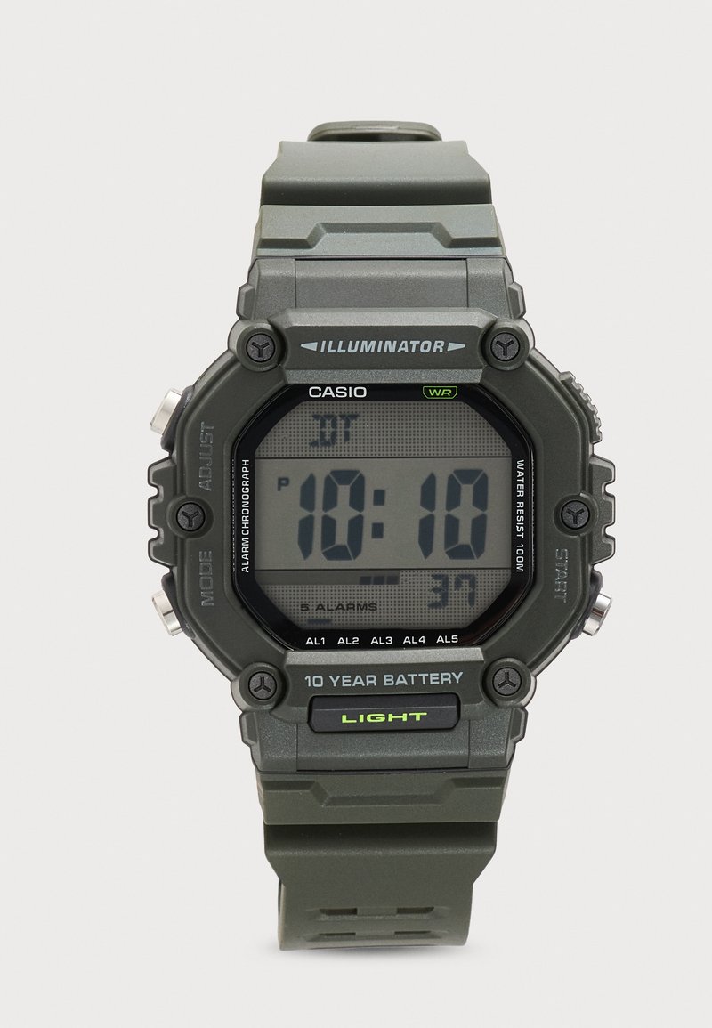 Montre-bracelet numérique Casio avec bracelet vert, affichant 22h10, dotée d’un illuminateur, batterie de 10 ans, étanche et avec plusieurs alarmes.