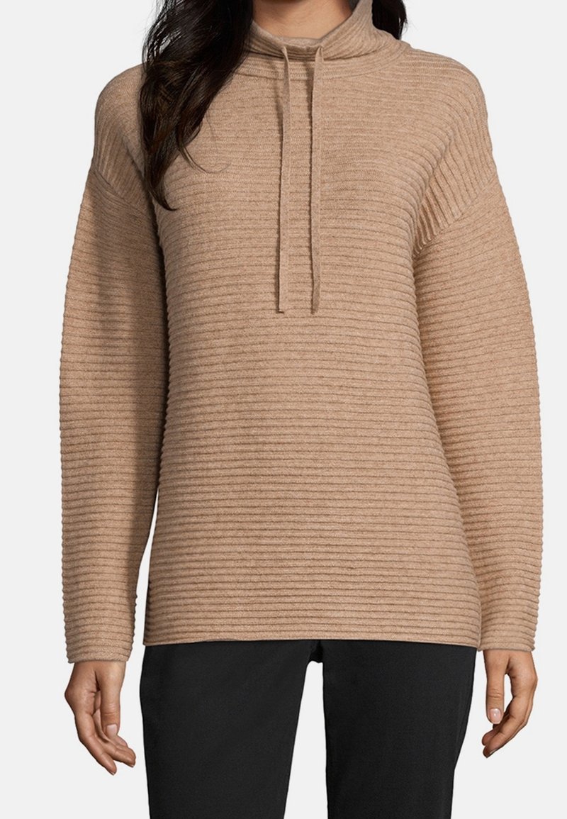 Beige ribbat tröja med hög krage och dragsko; har lång ärm och en avslappnad passform för komfort.