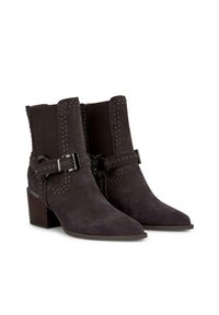 Botas de ante gris oscuro hasta el tobillo con punta afilada, una correa decorativa con hebilla y acentos de tachuelas a lo largo de la parte superior del caño.