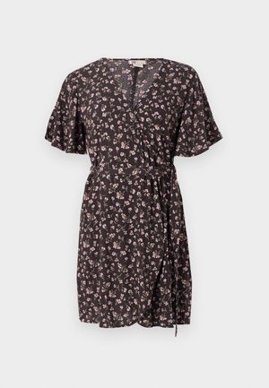 Zwarte bloemen wrap jurk met korte flutter mouwen, voorzien van een V-hals, tailleband en kleine veelkleurige bloempatronen over de gehele jurk.