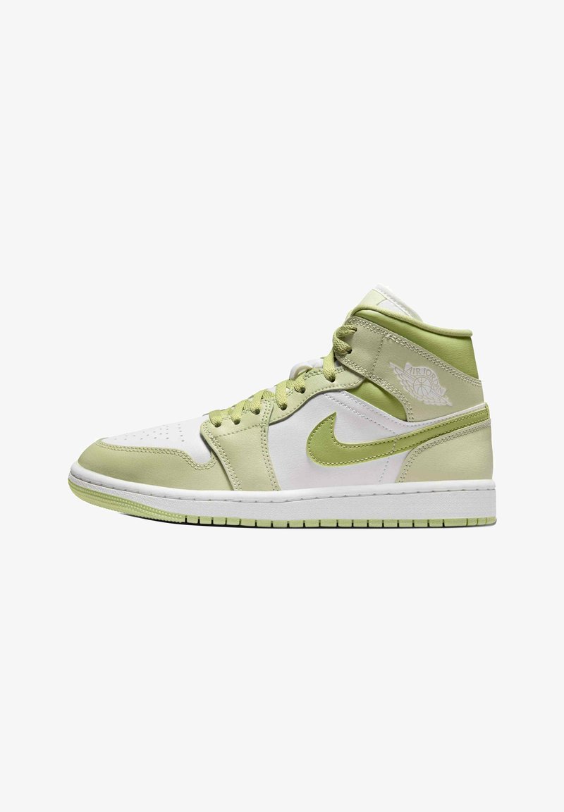 Ψηλά αθλητικά παπούτσια Nike Air Jordan σε ανοιχτό πράσινο και λευκό με διάτρητο επάνω μέρος στα δάχτυλα, λογότυπο Swoosh και επενδυμένο γιακά στον αστράγαλο.