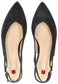 Černé semišové lodičky na podpatku s špičatou špičkou, výřezy a malým červeným akcentem na stélce. Hladké béžové podšívky.