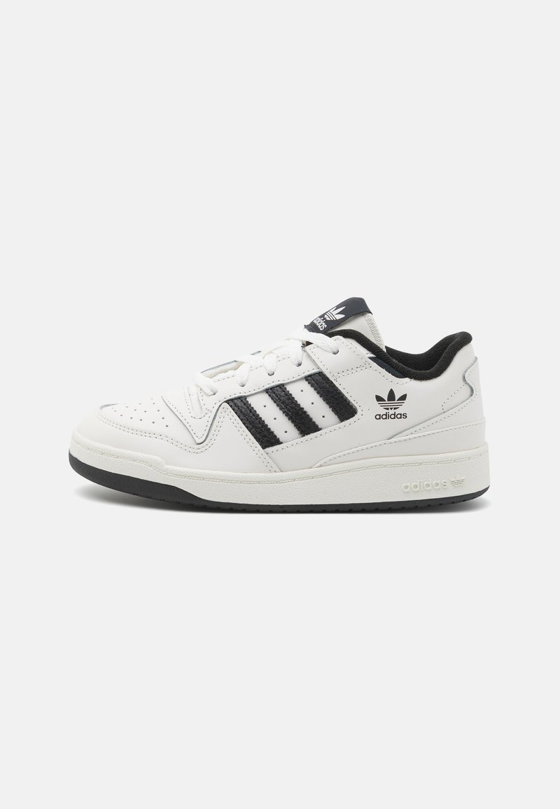 Fehér bőr sneaker fekete díszítéssel. Három fekete csíkkal, perforált orral és texturált gumitalppal rendelkezik. Adidas logó a saroknál.