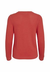 Röd stickad tröja med en strukturerad mönstring, långa ärmar och rund halsringning. Ribbad mudd och fåll ger struktur.