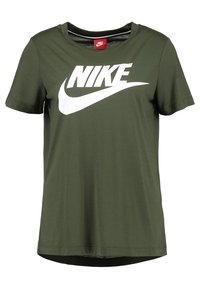 Grön bomullströja med korta ärmar, rund halsringning och en framträdande vit Nike-logga på framsidan. Slät textur och avslappnad passform.