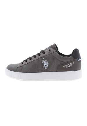 Sneaker in pelle grigia con dettagli neri, suola in gomma bianca e logo ricamato. Presenta un design a bassa altezza e lacci piatti.